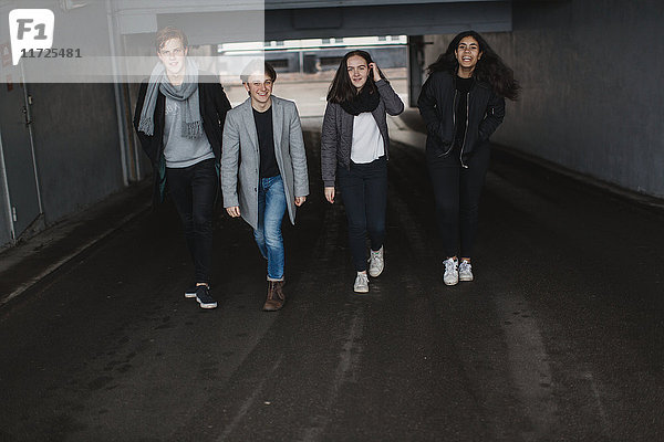 Teenager gehen durch einen Tunnel