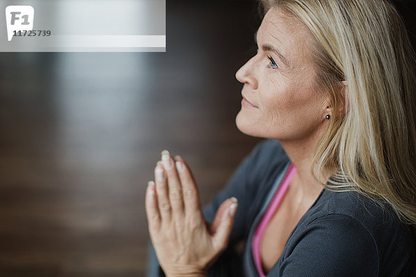 Reife Frau beim Meditieren