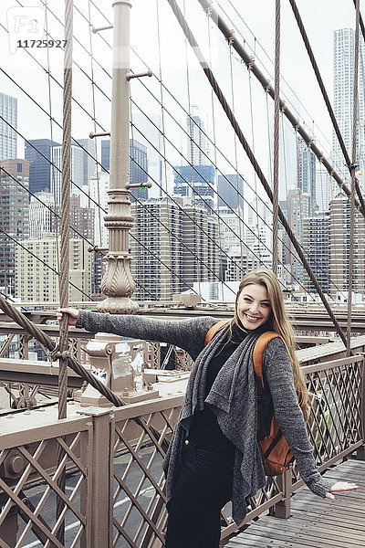 Junge Frau auf Brücke
