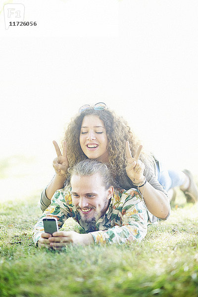 Glückliches Paar nimmt Selfie