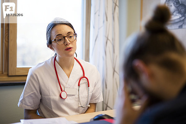 Arzt im Gespräch mit Patient im Büro