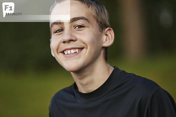 Porträt eines lächelnden Teenagers mit Blick in die Kamera