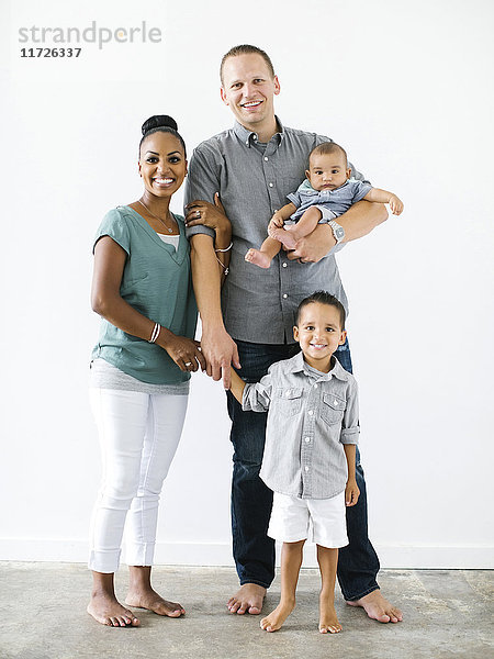 Porträt einer Familie mit zwei Kindern (2-5 Monate  2-3)