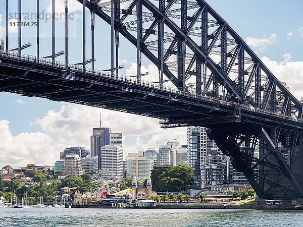 Australien  New South Wales  Sydney  Brücke und Skyline im Hintergrund