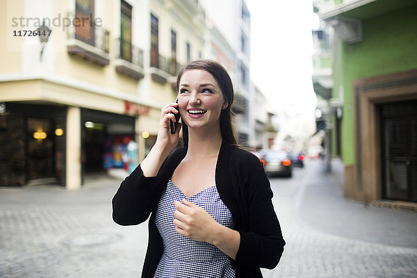 Puerto Rico  San Juan  Frau auf Platz im Gespräch mit Smartphone