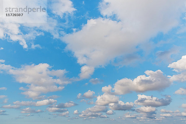 Blauer Himmel mit weißen Wolken