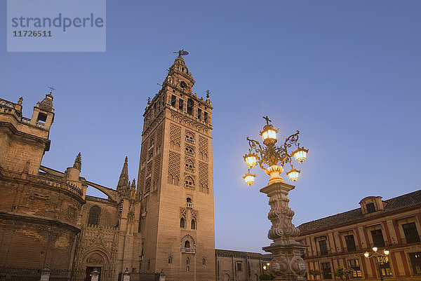 Spanien  Sevilla  Giralda-Turm in der Abenddämmerung