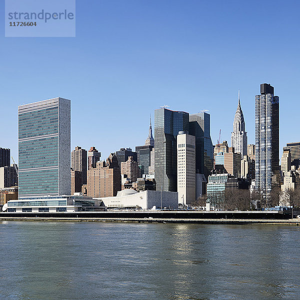 USA  New York  New York City  Wasserfront mit Wolkenkratzern