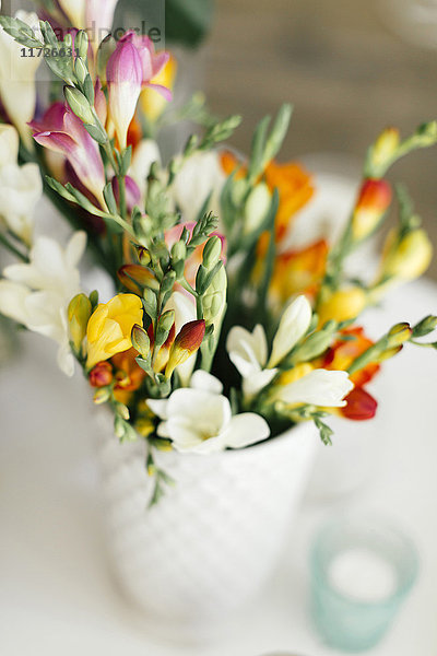 Blumenstrauß in Vase auf Tisch