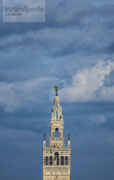 Spanien  Sevilla  Spitze des Giralda-Turms gegen Wolken
