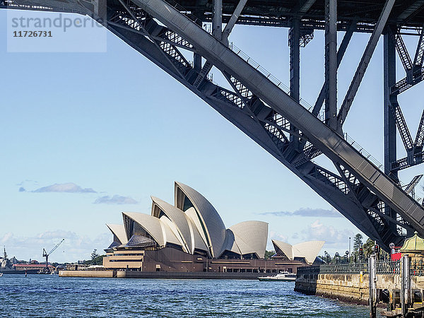 Australien  New South Wales  Sydney  Teil der Brücke mit Sydney Opera House im Hintergrund