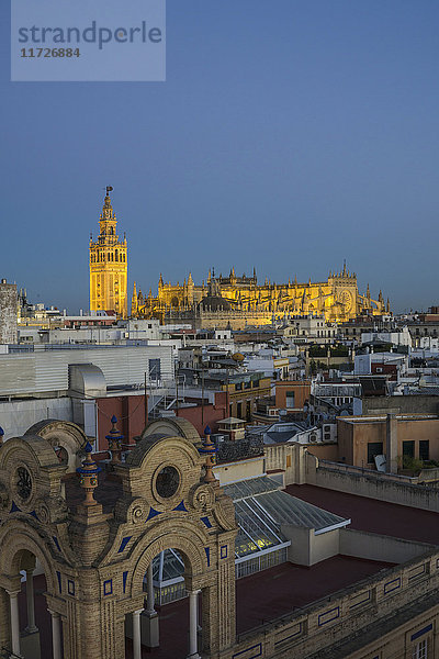 Spanien  Sevilla  Stadtbild mit Kathedrale von Sevilla bei Sonnenuntergang