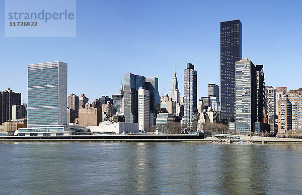 USA  New York  New York City  Wasserfront mit Wolkenkratzern