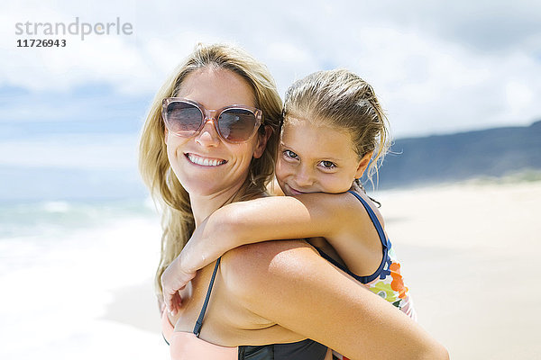 USA  Hawaii  Kauai  Mutter mit Tochter (6-7) spielt am Strand