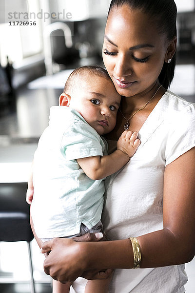 Porträt einer Mutter mit einem kleinen Jungen (2-5 Monate)