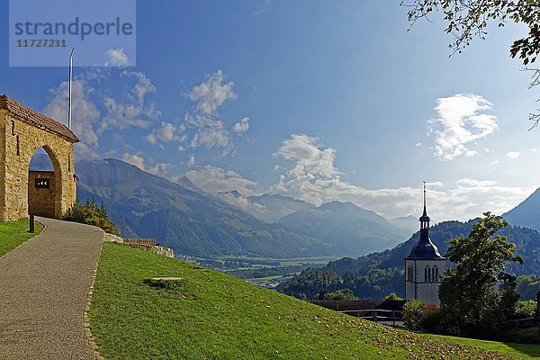 Château de Gruyères und Église Saint Théodule  Gruyères  Kanton Fribourg  Schweiz  Europa