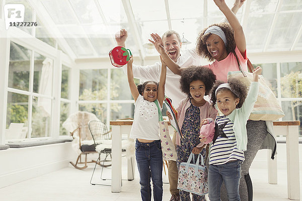 Porträt begeisterter multiethnischer junger Familienjubel in der Küche