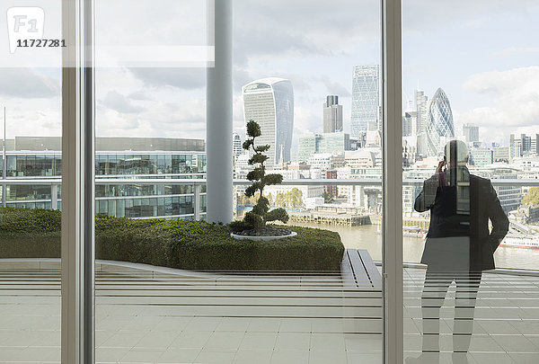 Geschäftsmann im Gespräch auf dem Balkon mit Blick auf die Stadt  London  UK