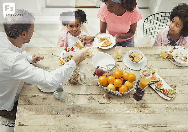 Multiethnische Familie beim Frühstücken am Tisch