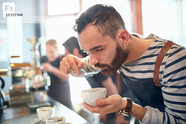 Männlicher Kaffeeröster mit Kaffeeverkostung