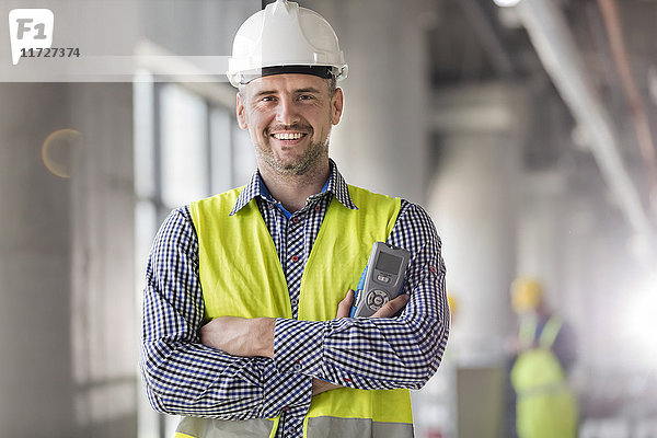 Portrait lächelnder Ingenieur auf der Baustelle