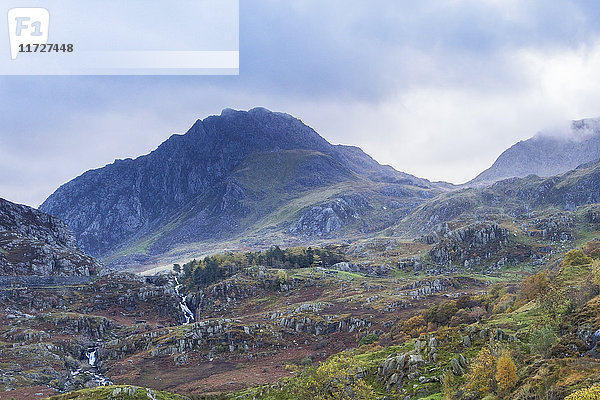 Felsiges Gebirge und Wasserfälle  Glydrs von Nant Francon  Snowdonia Wales