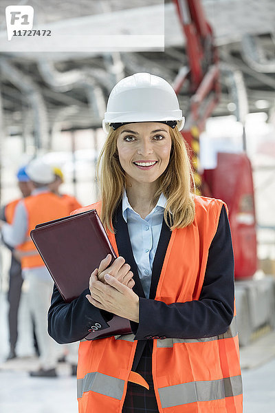 Portrait lächelnde Ingenieurin auf der Baustelle