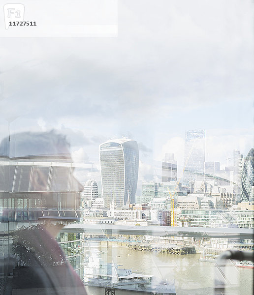 Nachdenklicher Geschäftsmann mit Blick auf die Stadtansicht  London  UK