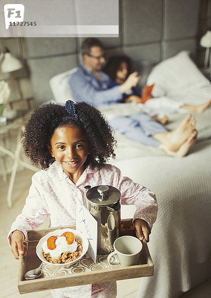 Portrait lächelndes Mädchen serviert Vatertag-Frühstück im Bett