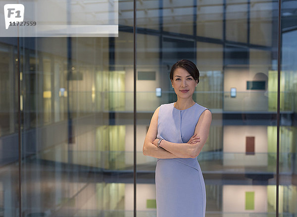 Porträt einer selbstbewussten Geschäftsfrau im modernen Büroatrium