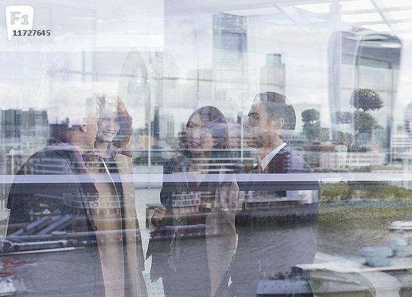 Geschäftsleute sprechen am Stadtfenster mit Blick auf die Stadt  London  UK