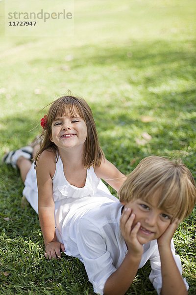 Junge und Mädchen haben Spaß im Park