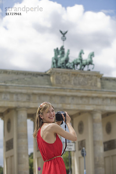 Hübsche blonde Frau beim Sightseeing in Berlin