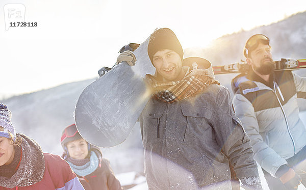Portrait lächelnde Snowboarderfreunde mit Snowboards