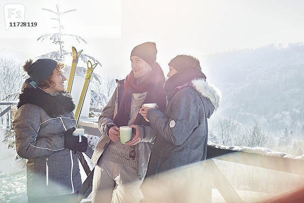 Skifahrerfreunde unterhalten sich  trinken Kaffee und heißen Kakao Apres-Ski