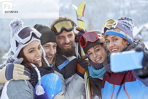Lächelnde Skifahrer-Freunde nehmen Selfie mit Kamera-Handy