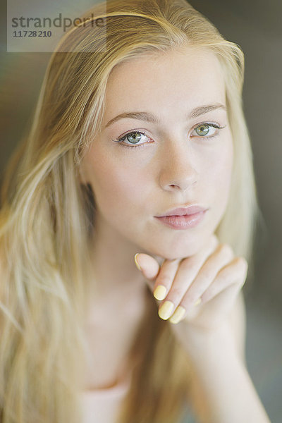 Porträt ernst schöne blonde Teenager-Mädchen
