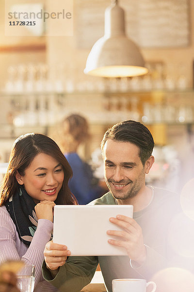 Ehepaar benutzt digitales Tablet in einem Cafe