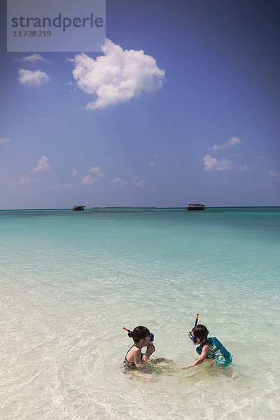 Junge und Mädchen Bruder und Schwester Schnorcheln in sonnigen blauen tropischen Ozean