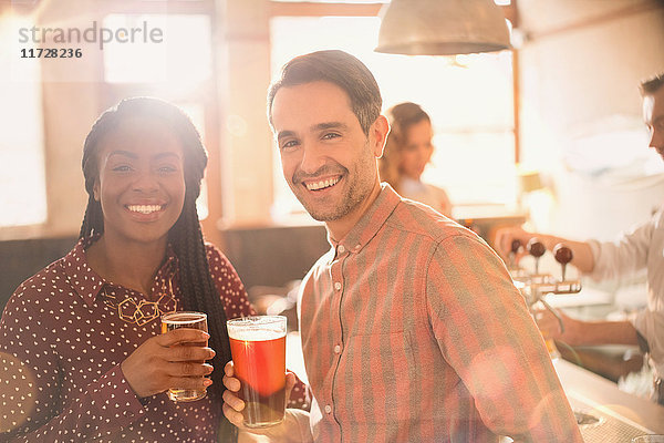 Portrait lächelndes Paar beim Biertrinken in einer Bar