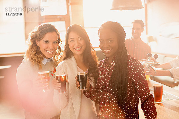 Porträt lächelnd Frauen Freunde trinken Bier in Bar