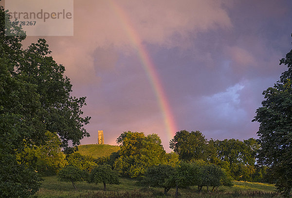 Ruhiger Regenbogen über ländlichem Landschaftspark