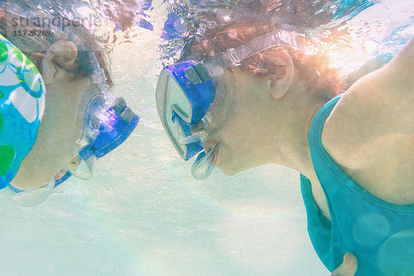 Junge und Mädchen beim Schnorcheln unter Wasser
