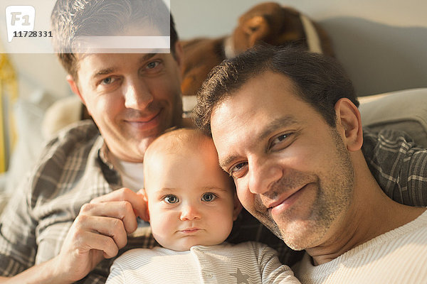 Portrait lächelnde männliche schwule Eltern und süßer Baby-Sohn