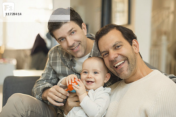 Portrait männlich schwule Eltern mit süßem Baby-Sohn