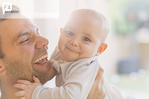Portrait glücklicher Vater mit süßem kleinen Sohn