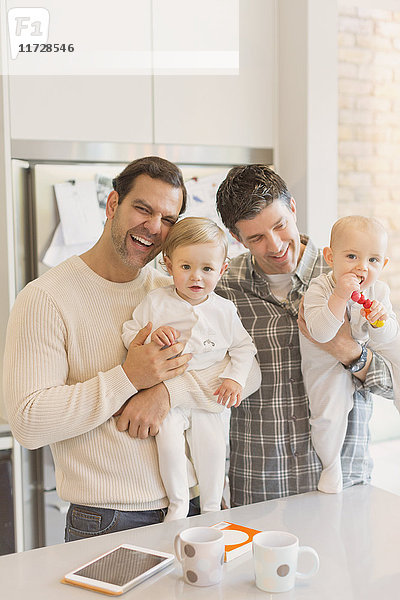 Porträt männliche schwule Eltern mit Söhnen in der Küche