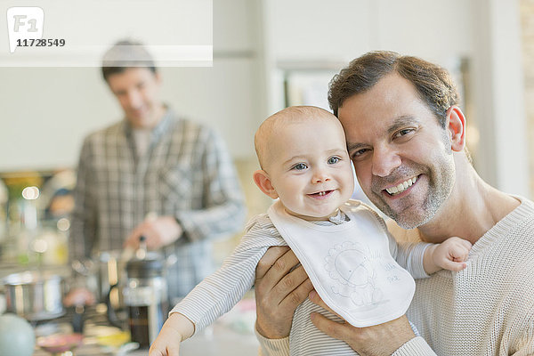 Portrait lächelnder schwuler Vater mit süßem Baby-Sohn