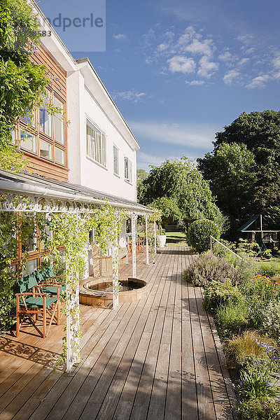 Sonnige Hausvitrine Außenvilla mit Terrasse und Garten