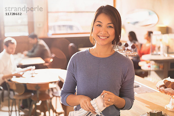 Porträt lächelnd weiblichen Barista im Café